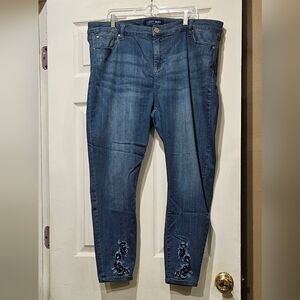 CELEBRITY BLUES CROP JEANS